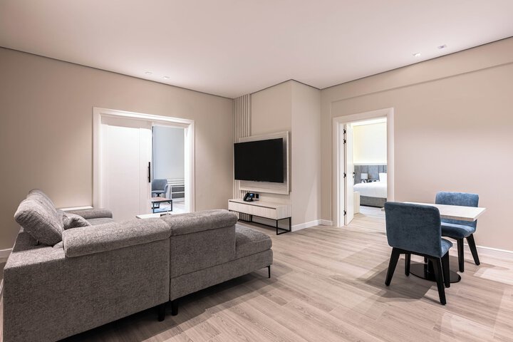 Room 33 of 68
