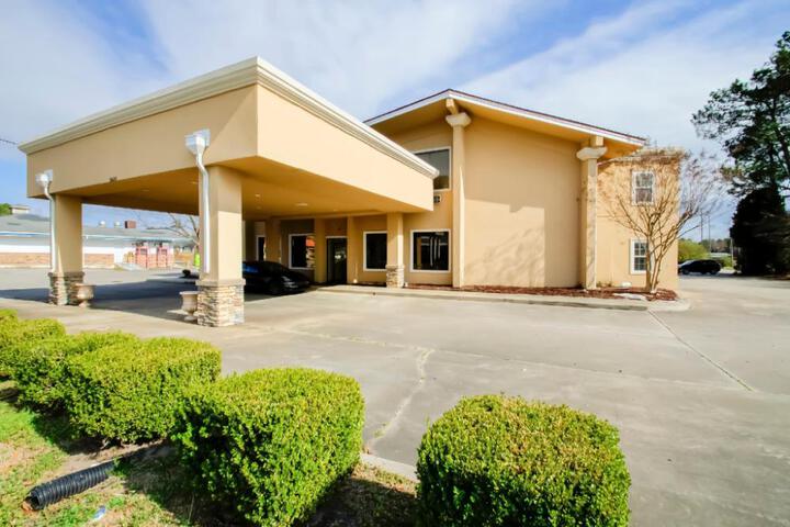 Exterior of Cypress Inn & Suites Washington - Chocowinity NC by OYO
