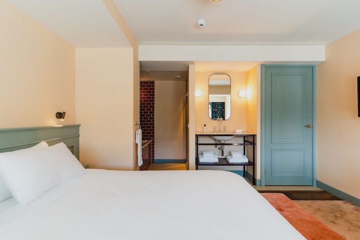 Room 18 of 239