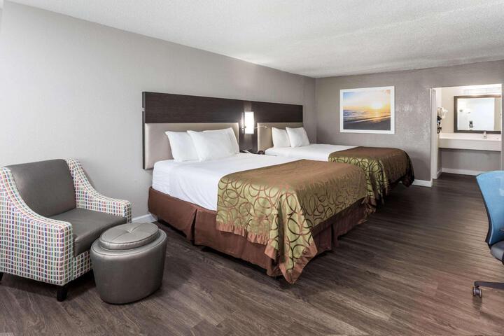2 Queen Beds (2 of 7)