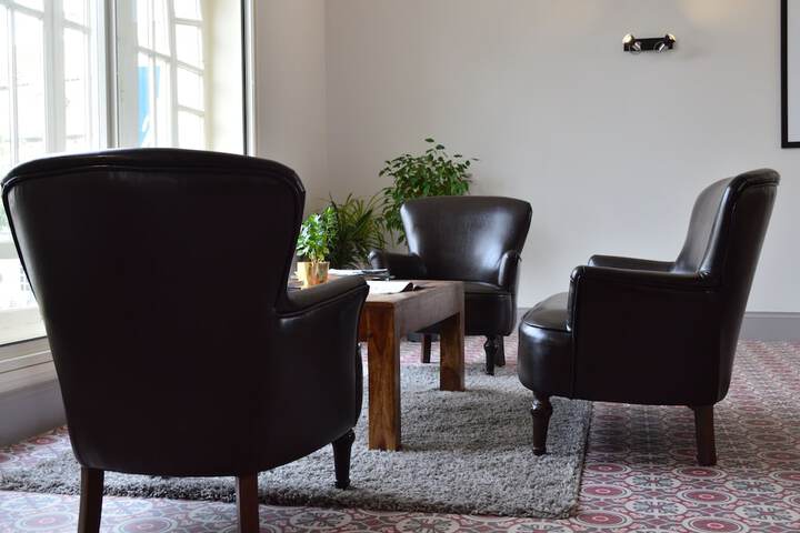 Lounge 36 of 61