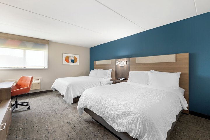 2 Queen Beds (1 of 13)