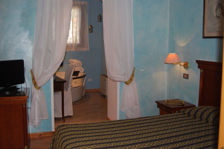 Room 27 of 90