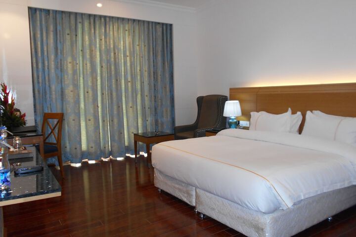 Room 3 of 33