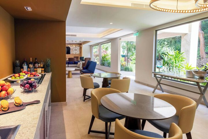 Lounge 204 of 255