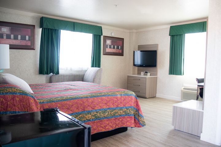 Deluxe King Bed (3 of 22)