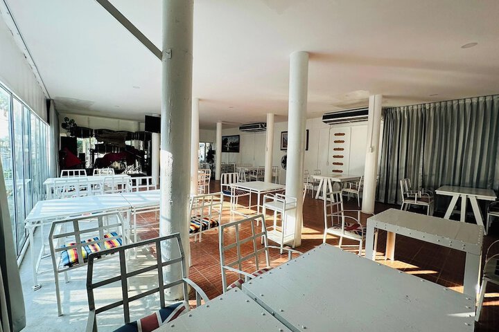 Lounge 37 of 79