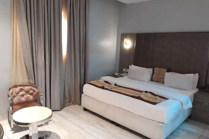 Room 13 of 102