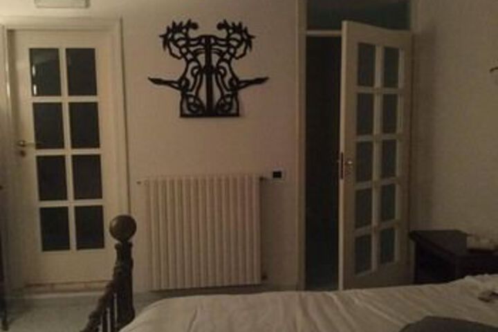 Room 4 of 12