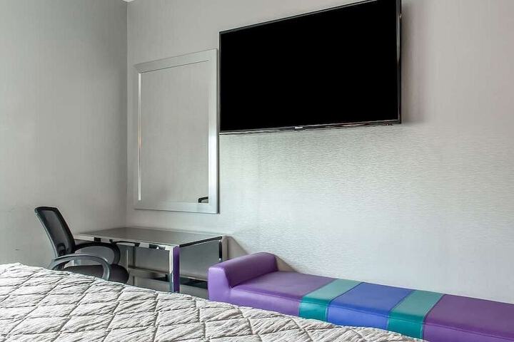 Deluxe Queen Bed (5 of 8)