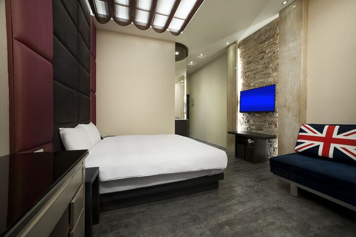 Room 4 of 28
