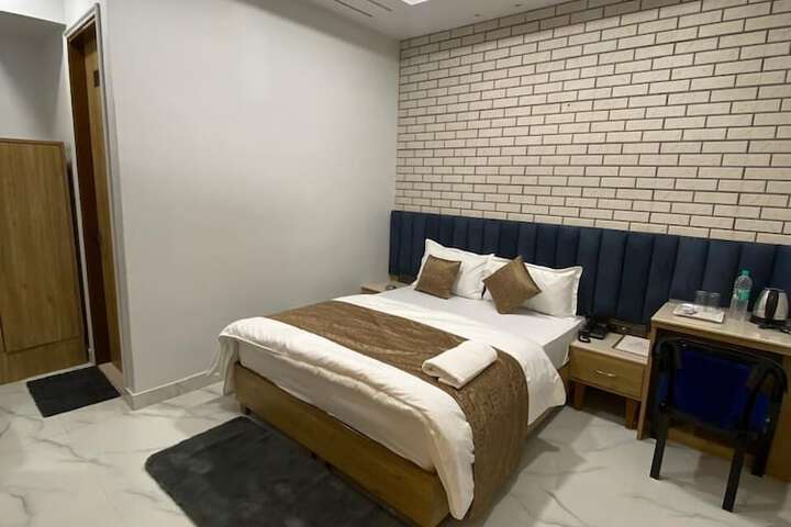Room 5 of 14