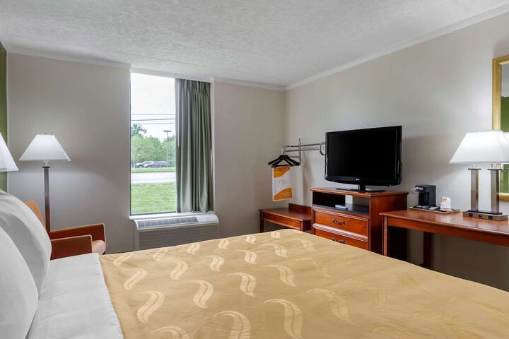 1 King Bed (5 of 10)