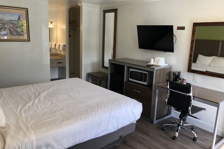 Deluxe King Bed (1 of 5)