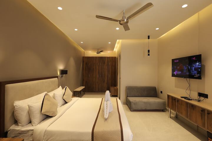 Room 7 of 33