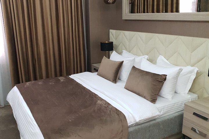 Room 10 of 80