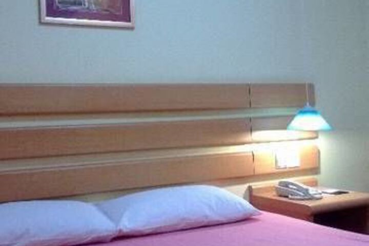Room 7 of 12