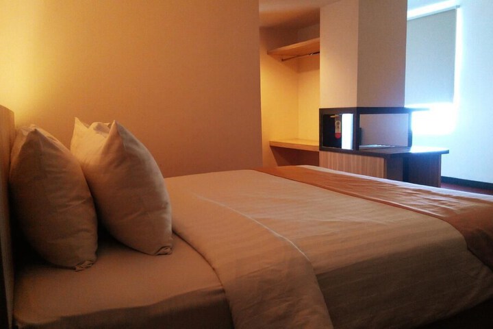 Room 10 of 32