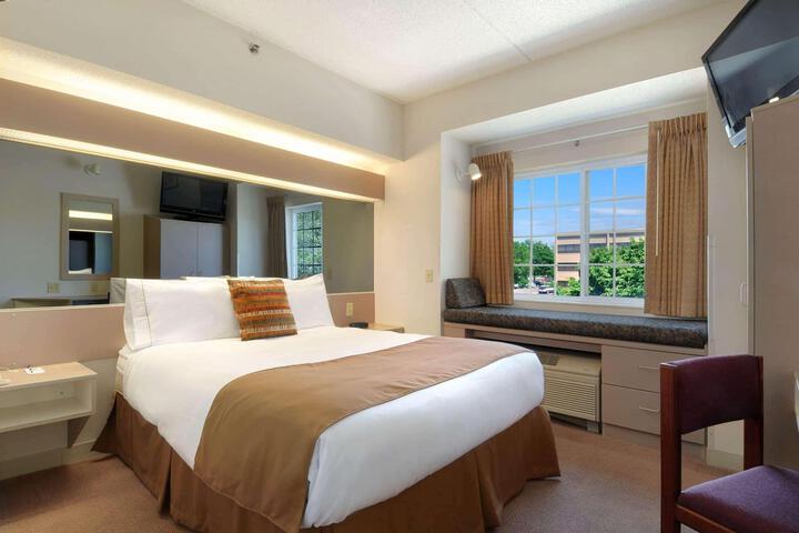 1 Queen Bed (12 of 12)