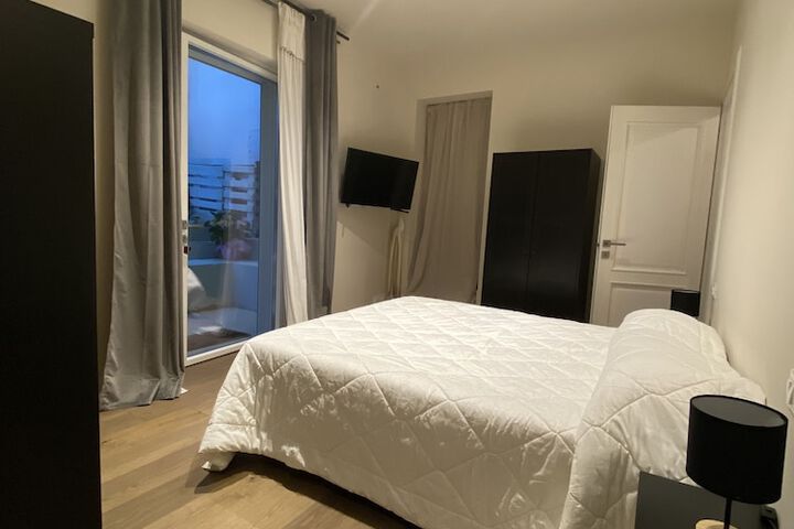 Room 3 of 93