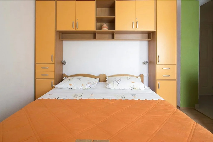 Room 5 of 15