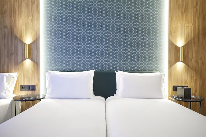 Room 10 of 36