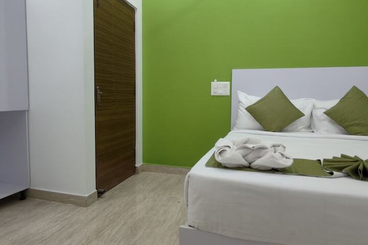 Room 6 of 9