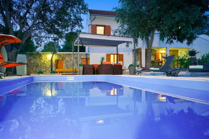 Pool 10 of 12