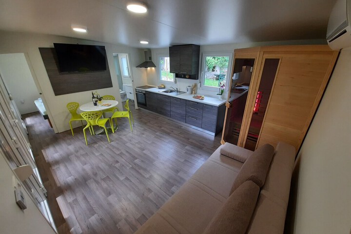 Room 6 of 13