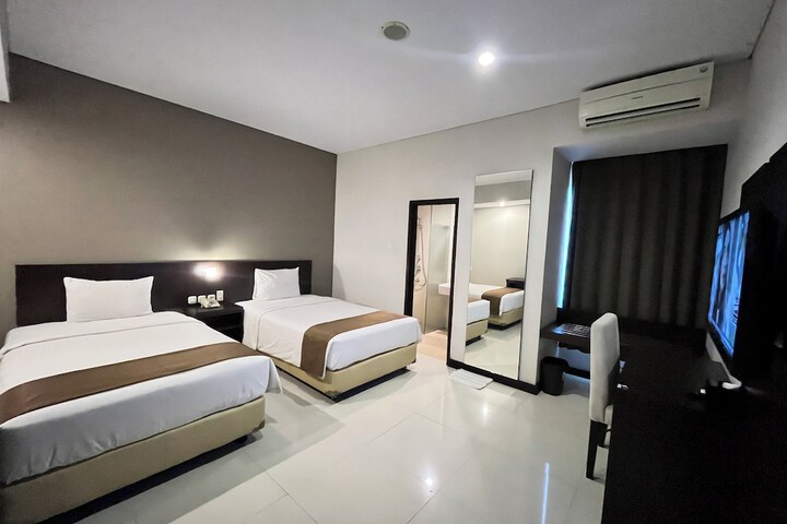 Room 7 of 8