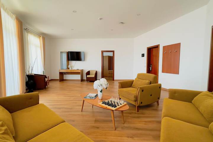Room 43 of 187