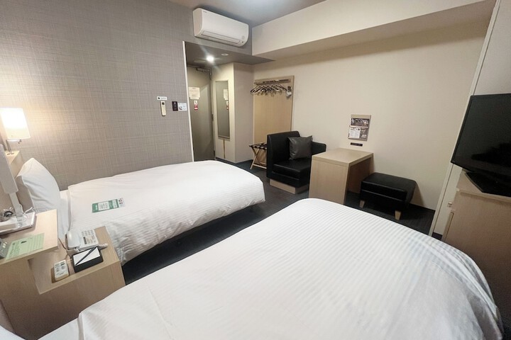 Room 11 of 30