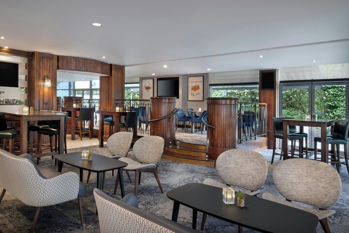 Lounge 43 of 64