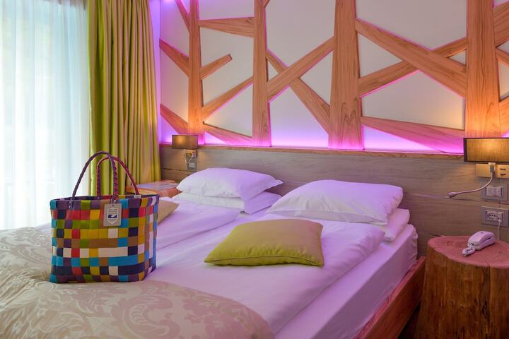Room 4 of 93