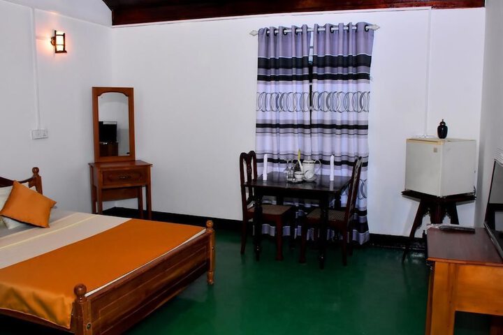 Room 13 of 18