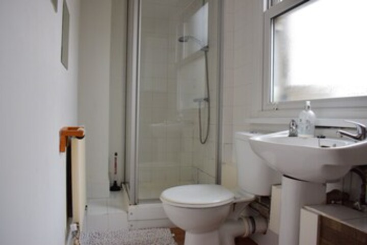 Room 2 of 10