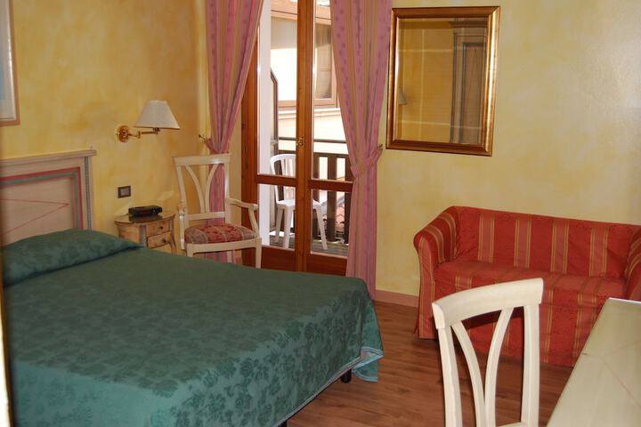Room 13 of 90