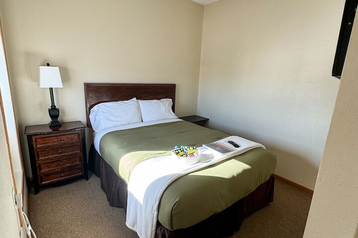 Room 6 of 9