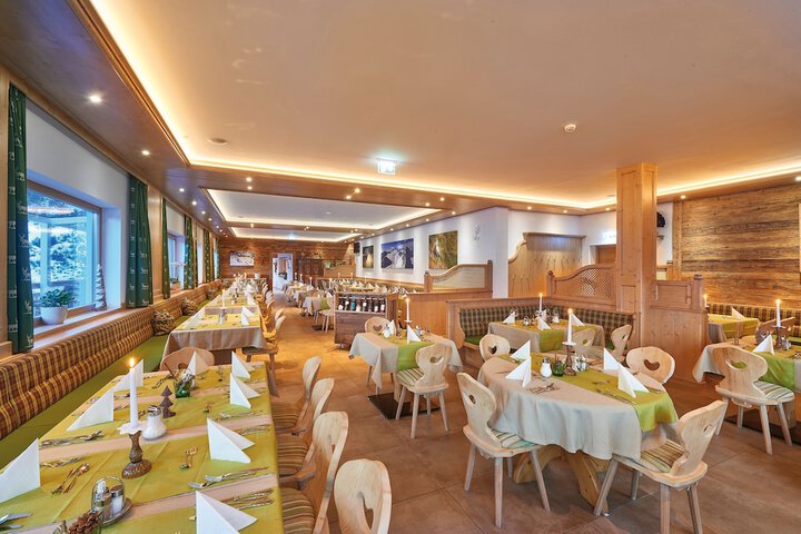 Dining 8 of 16