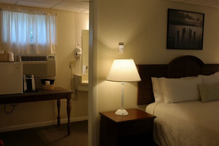 Room 5 of 100