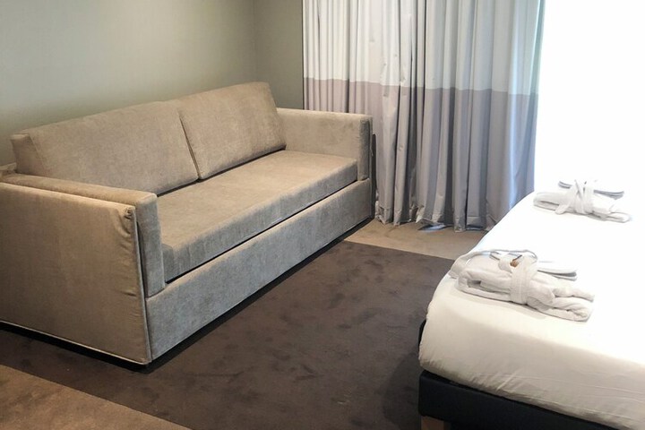Room 5 of 80