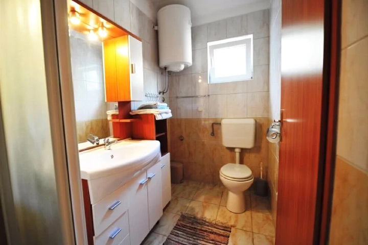Room 7 of 12