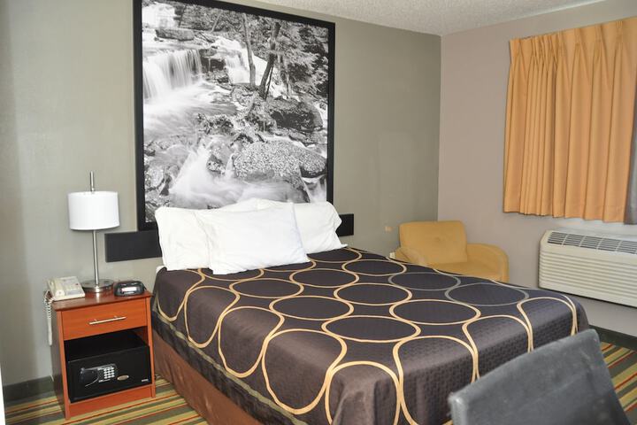 Queen Bed Pet Friendly (3 of 14)