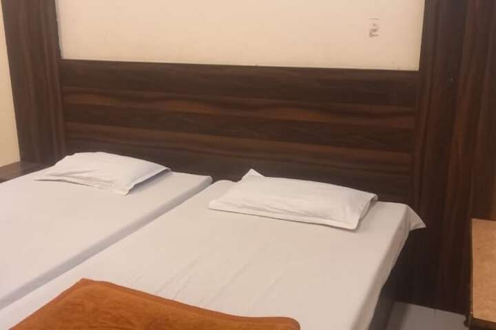 Room 13 of 33