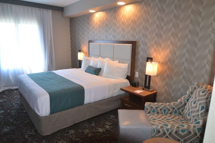 1 King Bed Microwave, Refrigerator WiFi Full Breakfast (2 of 8)