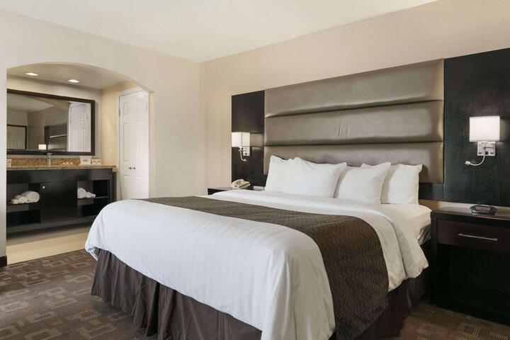 1 King Bed (4 of 9)