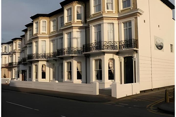 OYO The Waverley Hotel