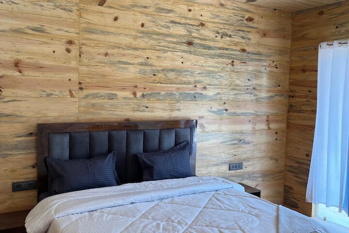 Room 6 of 14