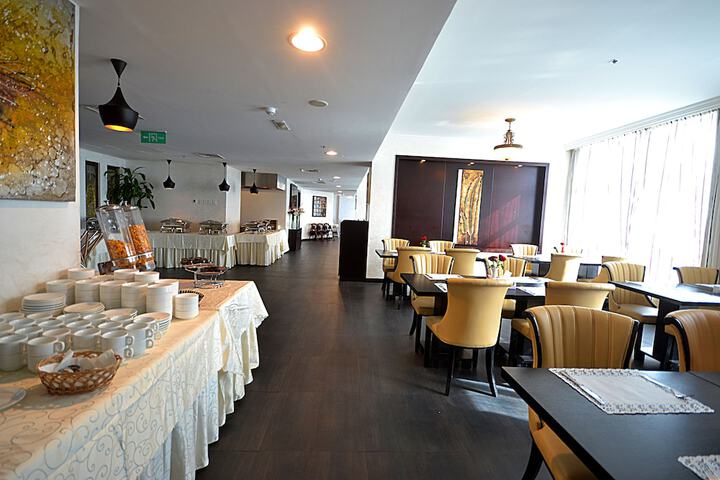 Dining 59 of 77