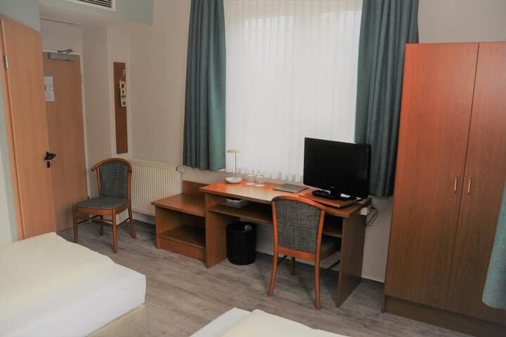 Room 8 of 34